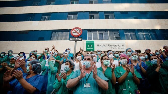 Profesionales del Hospital Puerta del Mar a la hora de los aplausos.