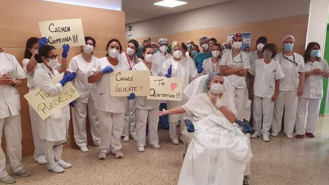 Carmen Sevillano, rodeada de sus compañeros del hospital Punta de Europa tras salir de la UCI