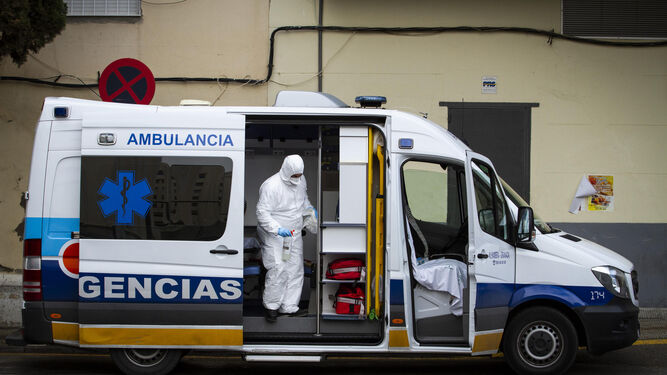 Un profesional sanitario baja de una ambuancia al llegar al Hospital Virgen de las Nieves de Granada