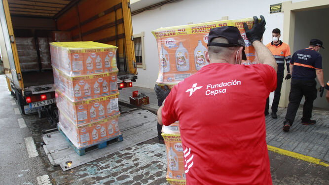 La entrega de detergentes de las fundaciones Cepsa y Persán en San Roque.