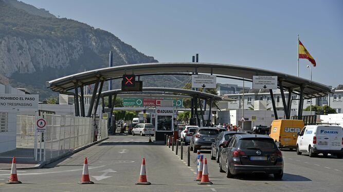 Vehículos hacen cola para pasar la frontera entre La Línea y Gibraltar