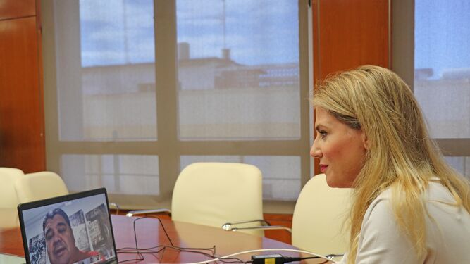 La delegada de la Junta en Cádiz, Ana Mestre, durante la videoconferencia con Femca.