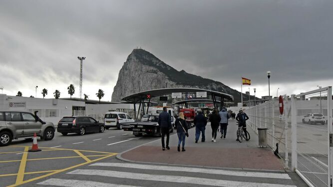 Ciudadanos a pie y en vehículos acceden a Gibraltar en los días previos al confinamiento