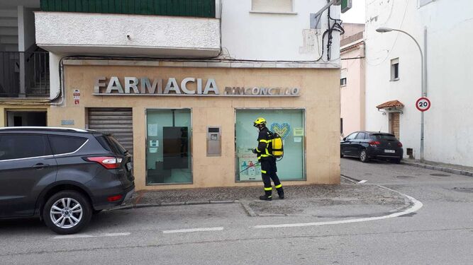 Un bombero desinfecta una farmacia en Algeciras.