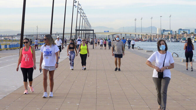 Ciudadanos paseando por el Paseo de las Cornisas, en Algeciras, durante la fase-1