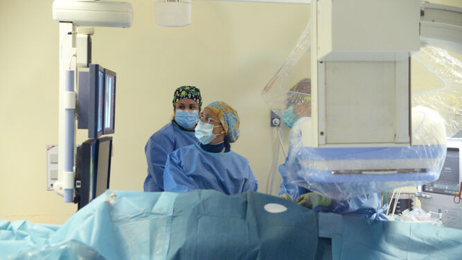Un paciente es atendido en la zona de cirugía del hospital QuirónSalud Campo de Gibraltar.