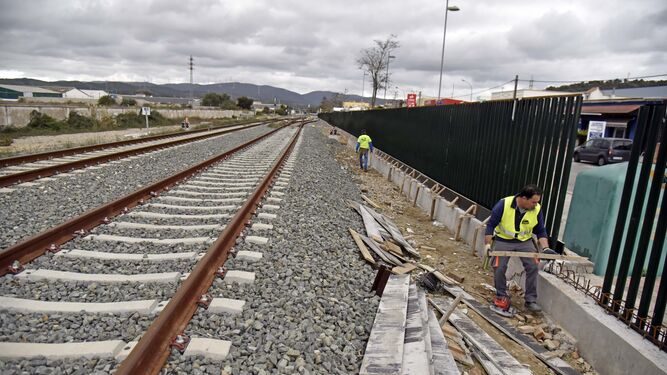 Obras junto a las vías del tren a su paso por San Roque, a principios de este año.