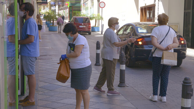 Gente en el centro de Algeciras, el pasado jueves.