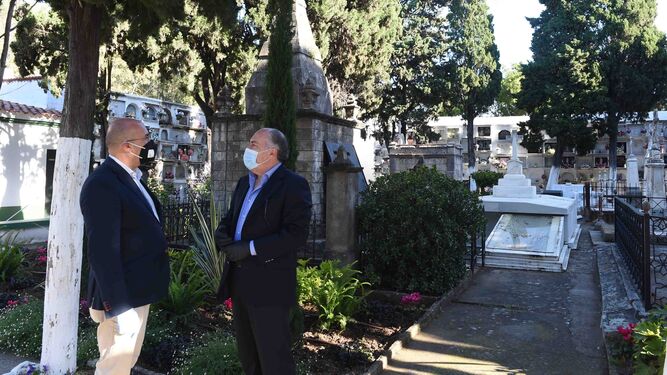 José Ignacio Landaluce y Ángel Martínez, en el cementerio antiguo.