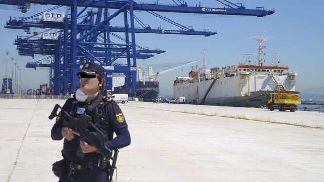 Un agente de la Policía Nacional monta guardia ante el 'Neameh' en el Puerto de Algeciras.