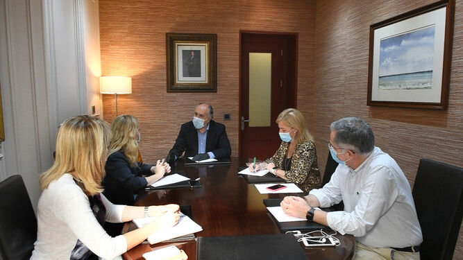 La reunión de Ana Mestre con los responsables municipales.