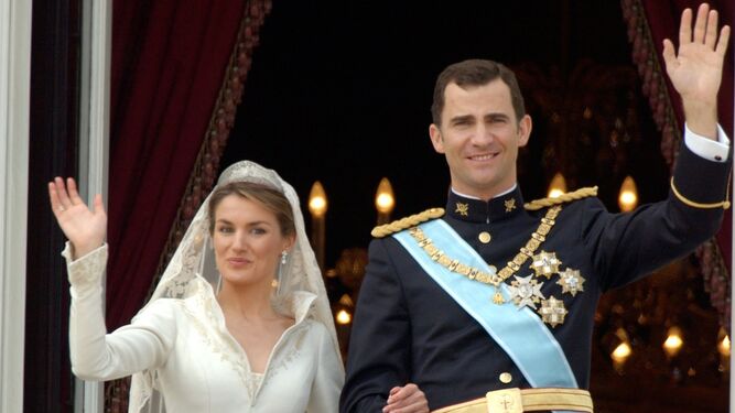 Don Felipe y Doña Letizia, ya convertidos en marido y mujer, saludan desde el balcón del Palacio real el día de su boda.