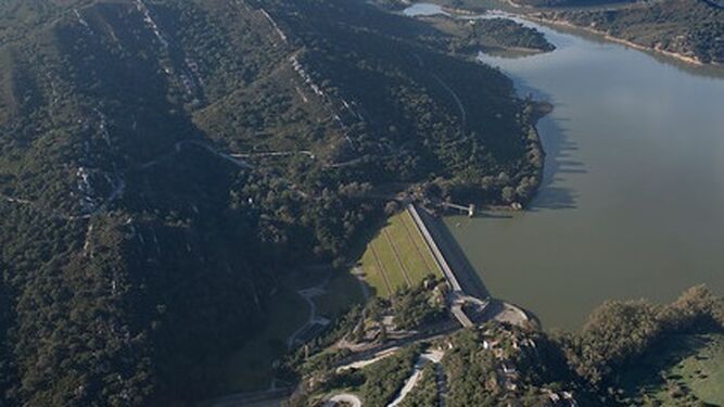 Vista aérea de la presa del Guadarranque