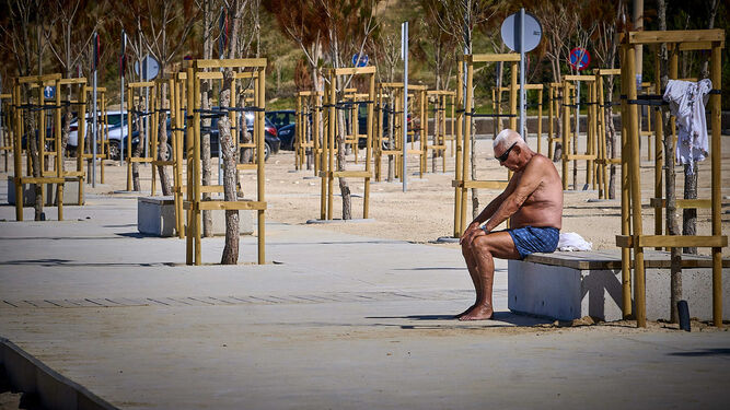 Playas de Conil. Un hombre descansa en el nuevo y reordenado aparcamiento en La Fontanilla.