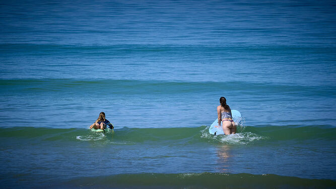 Playas de Vejer. Surfistas esperando olas en El Palmar.