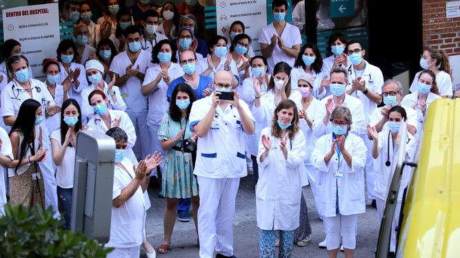Sanitarios de la Fundación Jiménez Díaz salen a despedir a un paciente dado de alta este viernes tras padecer el coronavirus, en Madrid.