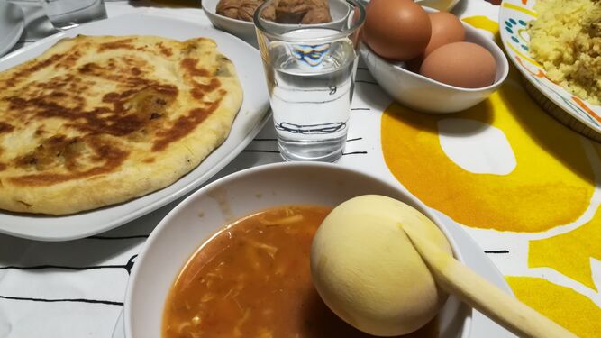 Los platos repartidos por Un barrio de todos en Algeciras