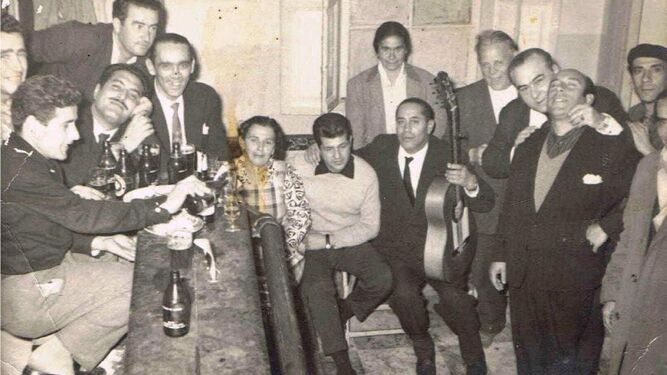 Paco Moreno, con su guitarra, rodeado de diferentes artistas de la época, entre ellos El Brillantina
