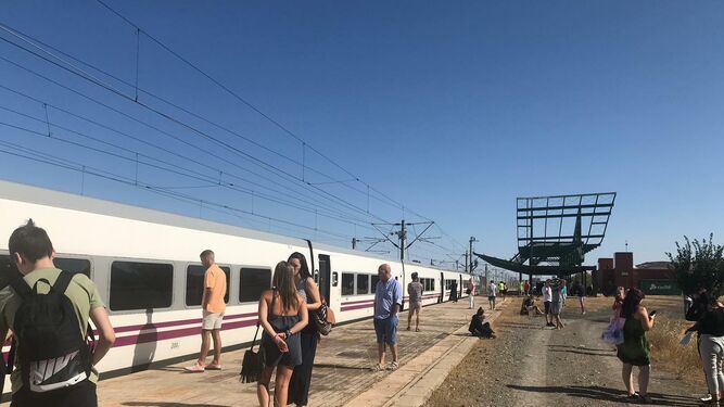 Viajeros, esperando junto a un tren averiado en un incidente anterior