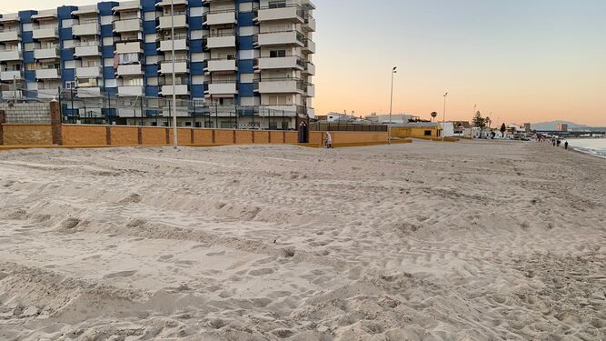 El Rinconcillo, con la arena removida por los trabajos de los operarios municipales.