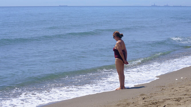 Una mujer mira el mar el sábado en Sotogrande.