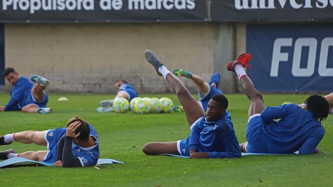 Bijimine estira durante un entrenamiento con el Algeciras.