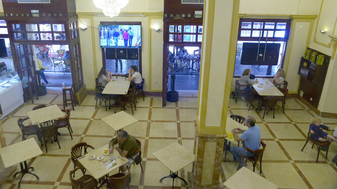 Salón de la cafetería Modelo en La Línea, con separación especial entre mesas.