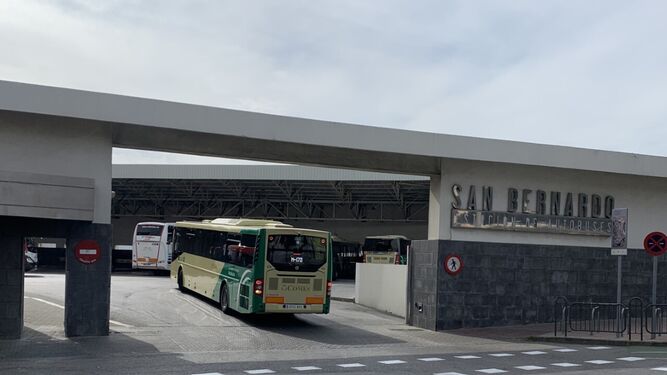 Un autobús entra en la estación San Bernardo de Algeciras.
