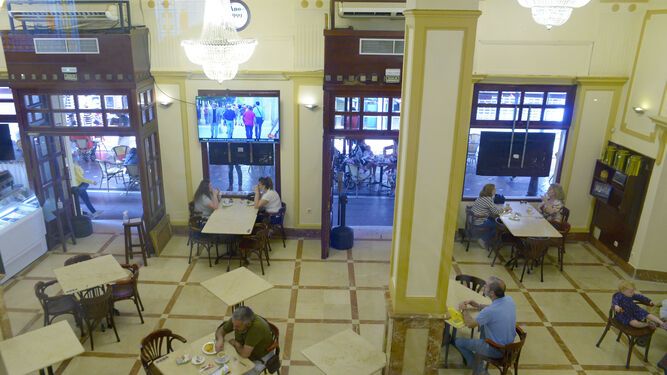 Fotos de bares y restaurantes de La Linea el primer dia de la fase 2