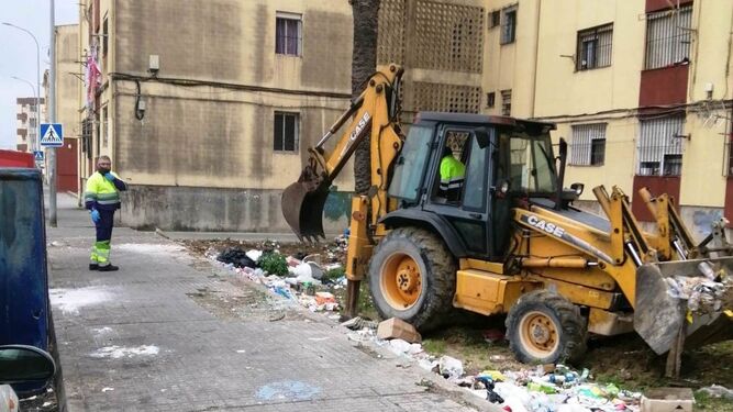 Operarios de limpieza retiran basura arrojada en Las Palomeras el pasado abril.
