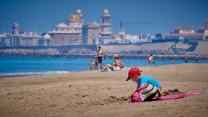 Cientos de vigilantes controlarán las playas de Cádiz.