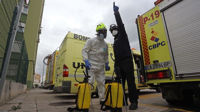 Un bombero de Algeciras se prepara para una desinfección preventiva en la residencia de mayores de San José Artesano, en Algeciras.