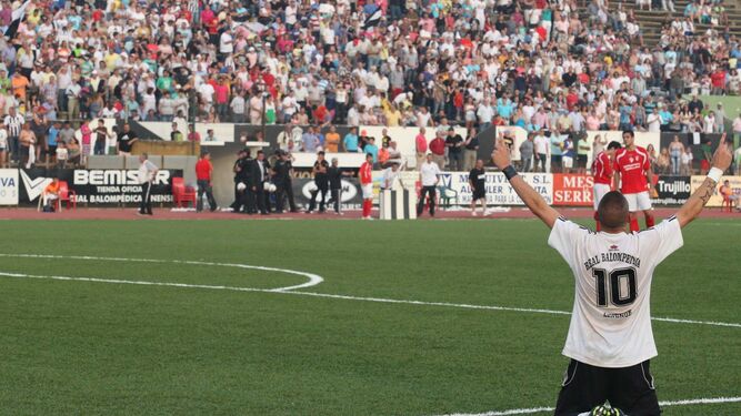 Un imagen icónica: Copi celebra uno de sus dos goles ante el Tudelano