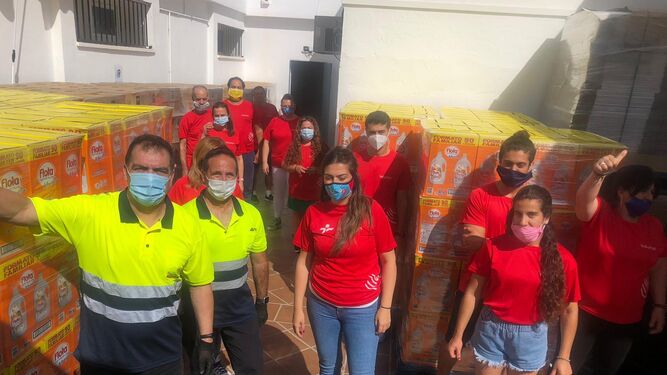 Los voluntarios entregan el detergente en Hogar Betania
