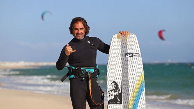 Fonsy Delgado rinde homenaje a Paco de Luc&iacute;a en las playas de Tarifa