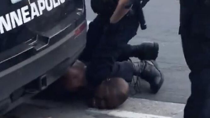 Momento en el que el policía coloca la rodilla sobre el cuello de George Floyd.