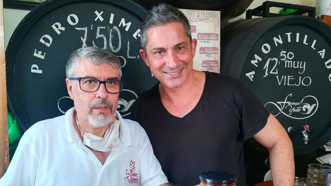 Fran Senra (derecha) junto a Pepe en el bar Las Palomas de Sanlúcar.