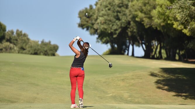Una mujer juega al golf en La Cañada.