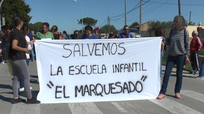 Protesta de la Asociación de Madres y Padres de la Escuela El Marquesado, el pasado 8 de marzo