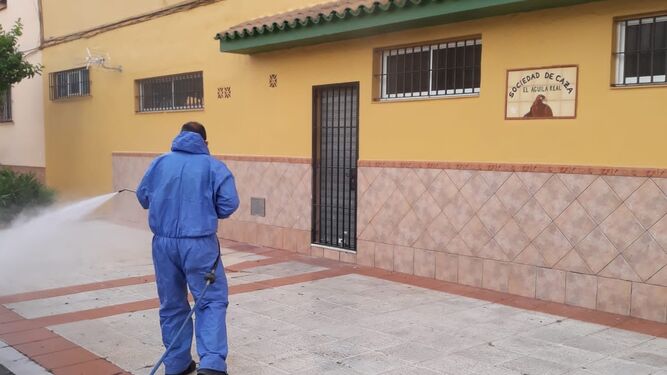 Un trabajador municipal lleva a cabo tareas de desinfección en La Línea.