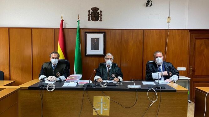 El tribunal de la Sección Tercera de la Audiencia de Cádiz durante la celebración reciente de un juicio.