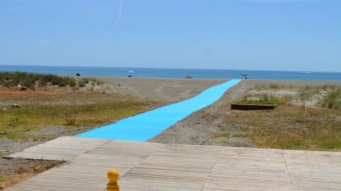 La lámina enrollable que se ha instalado en la playa de Torreguadiaro.