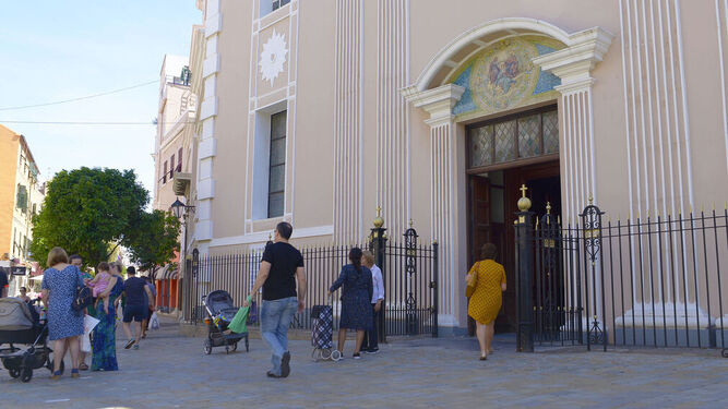 Varias personas caminan por el centro de Gibraltar.