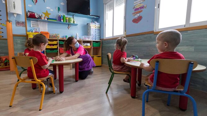 Una trabajadora de un  centro de educación infantil en la pedanía murciana de La Alberca, con varios niños este miércoles pasado.