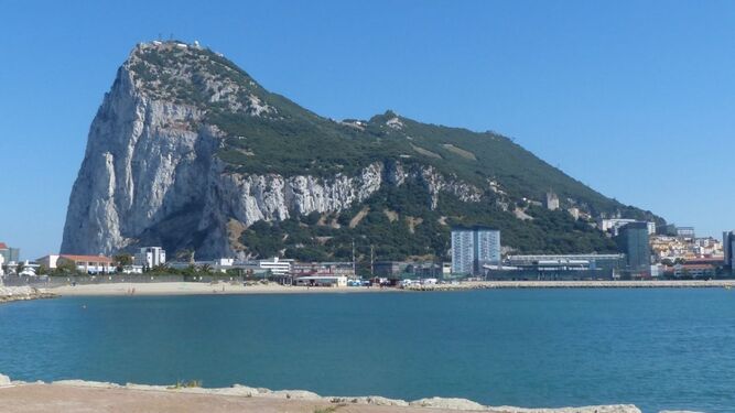 El Peñón de Gibraltar, visto desde la playa de Poniente de La Línea