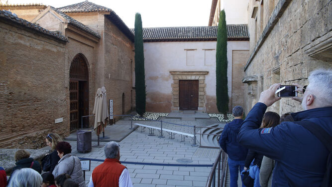 Imagen de archivo de un grupo de visitantes en la Alhambra.