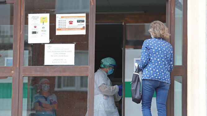 Varias personas a las puertas del centro de salud Algeciras Centro, antiguo Menéndez Tolosa