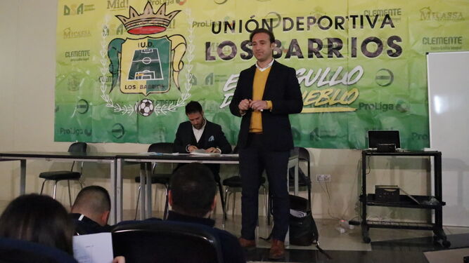 Álvaro Moya, ante los socios de Los Barrios en una asamblea.