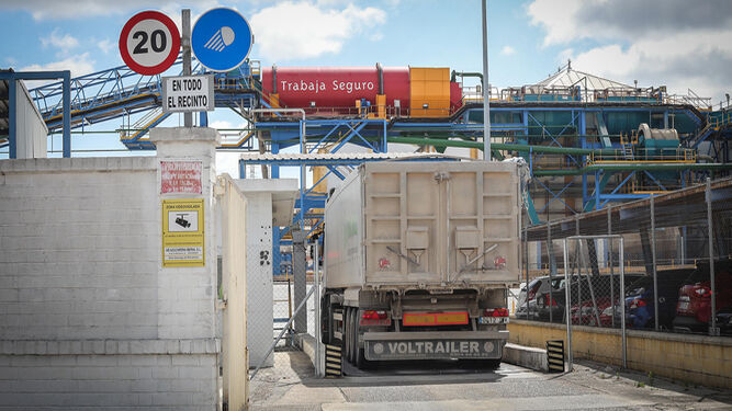 Un camión de remolacha accede a la fábrica de Azucarera en el polígono de El Portal, a principios de la campaña.
