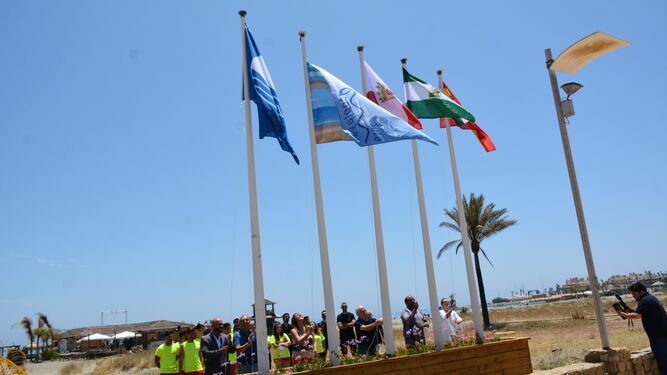 El izado de la bandera azul en Torreguadiaro, en 2019.